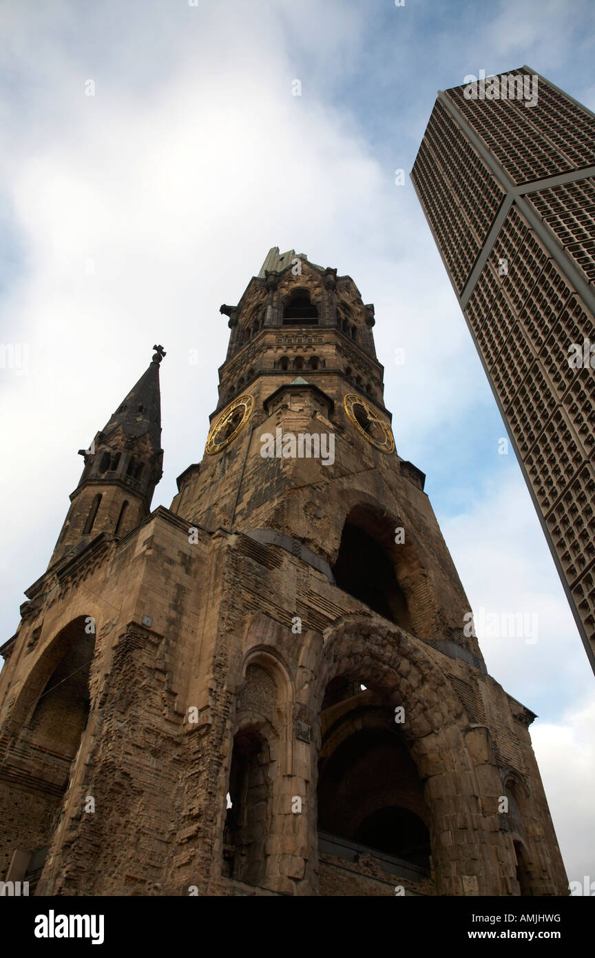 Kaiser Wilhelm Gedächtniskirche chiesa commemorativa accanto alla chiesa nuova Berlino Germania Foto Stock