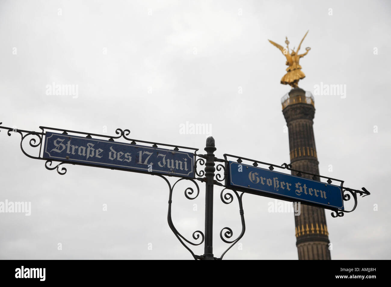 Berlin Colonna della Vittoria Siegessäule dietro cartelli per Strasse des 17 Juni e Grosser Stern Berlino Germania Foto Stock