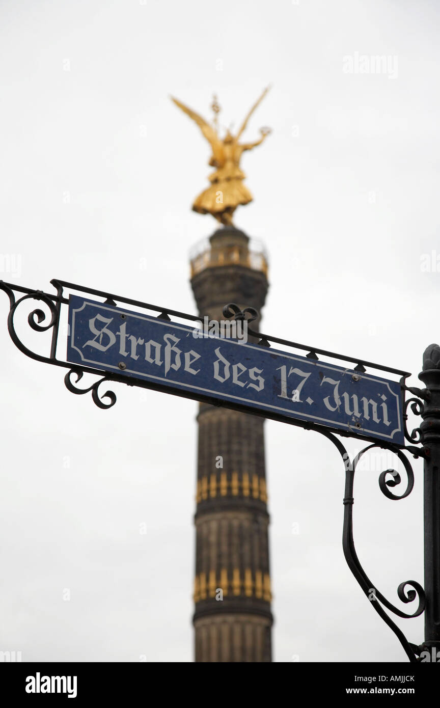 Berlin Colonna della Vittoria Siegessäule dietro il cartello stradale per Strasse des 17 Juni Berlino Germania Foto Stock