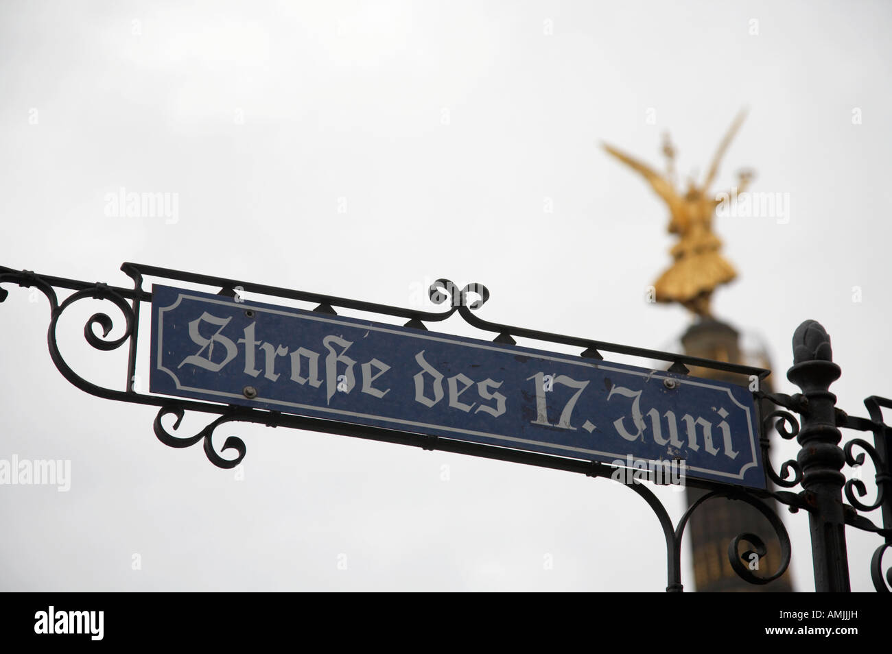 Berlin Colonna della Vittoria Siegessäule dietro il cartello stradale per Strasse des 17 Juni Berlino Germania Foto Stock
