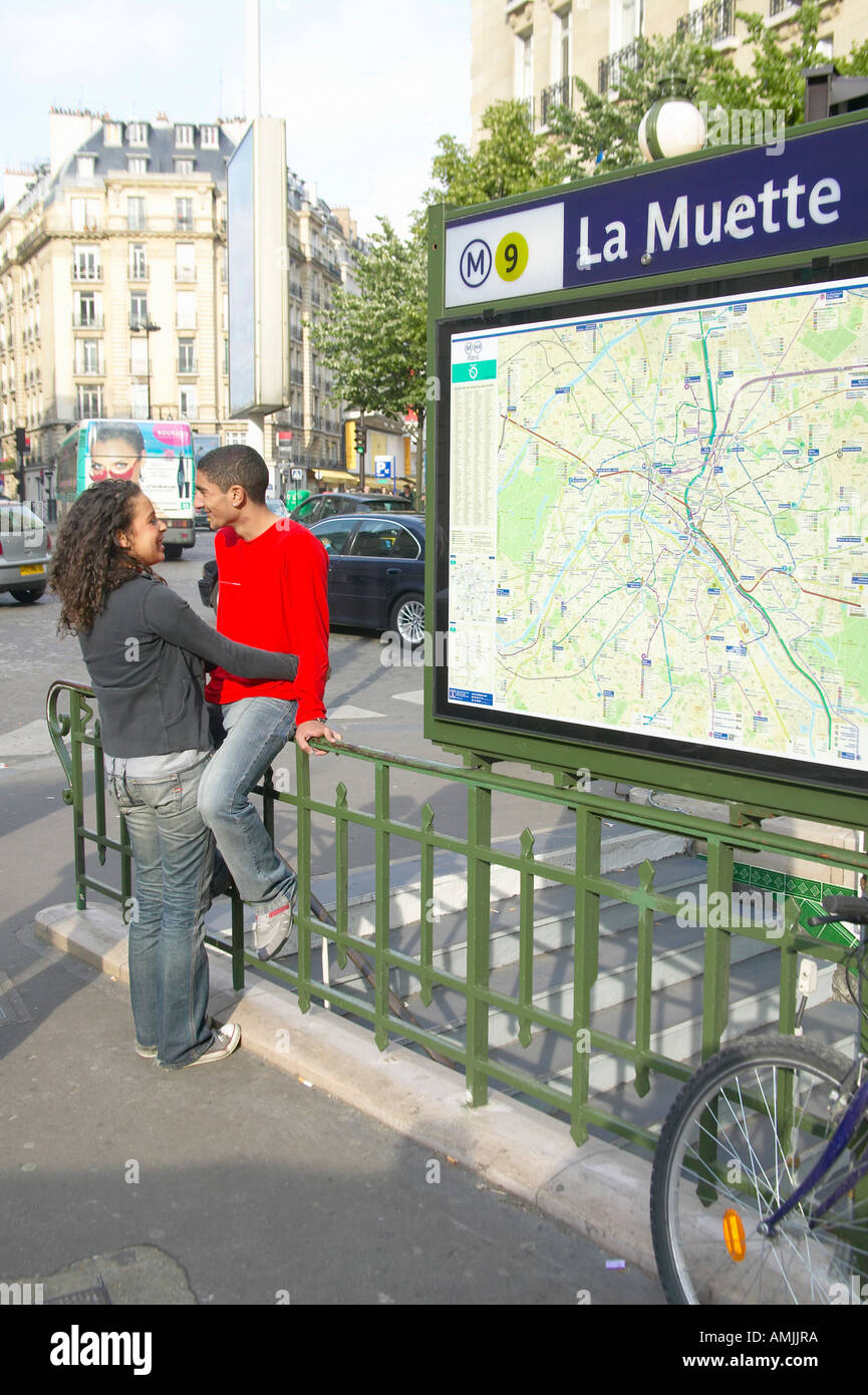 Ragazzo e una ragazza abbracciando fuori dalla fermata della metropolitana di Parigi Francia Foto Stock