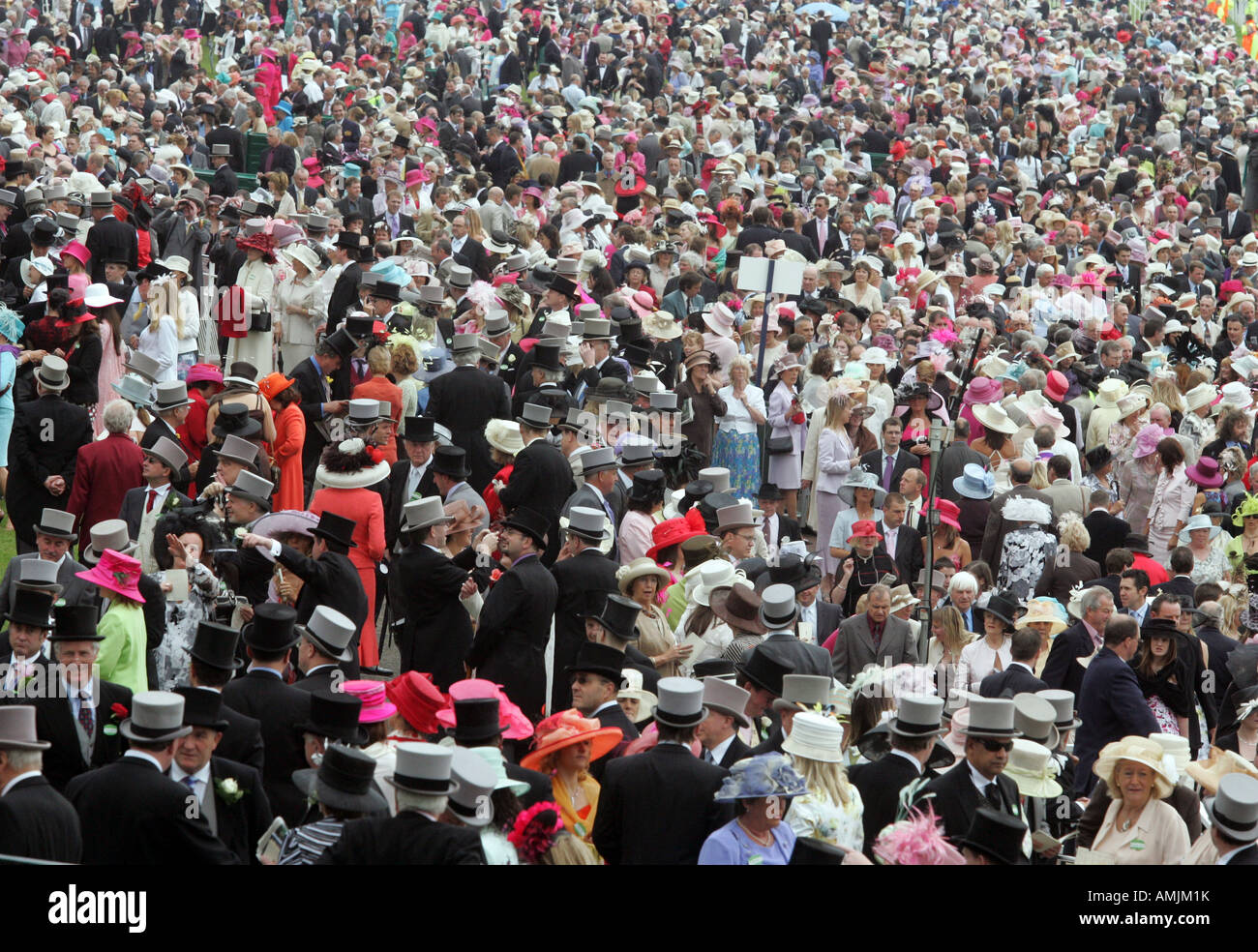 Le persone al Royal Ascot cavallo di razza, York, Gran Bretagna Foto Stock