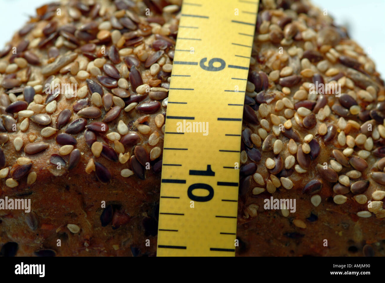 Pane integrale con una misura di nastro intorno ad esso Foto Stock
