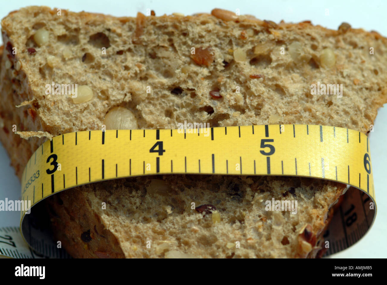 Pane integrale con una misura di nastro intorno ad esso Foto Stock