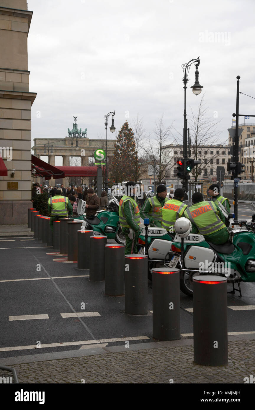 La polizia tedesca polizei moto parcheggiata su una strada con la sicurezza dei posti e la Porta di Brandeburgo e l albero di Natale sfondo Foto Stock