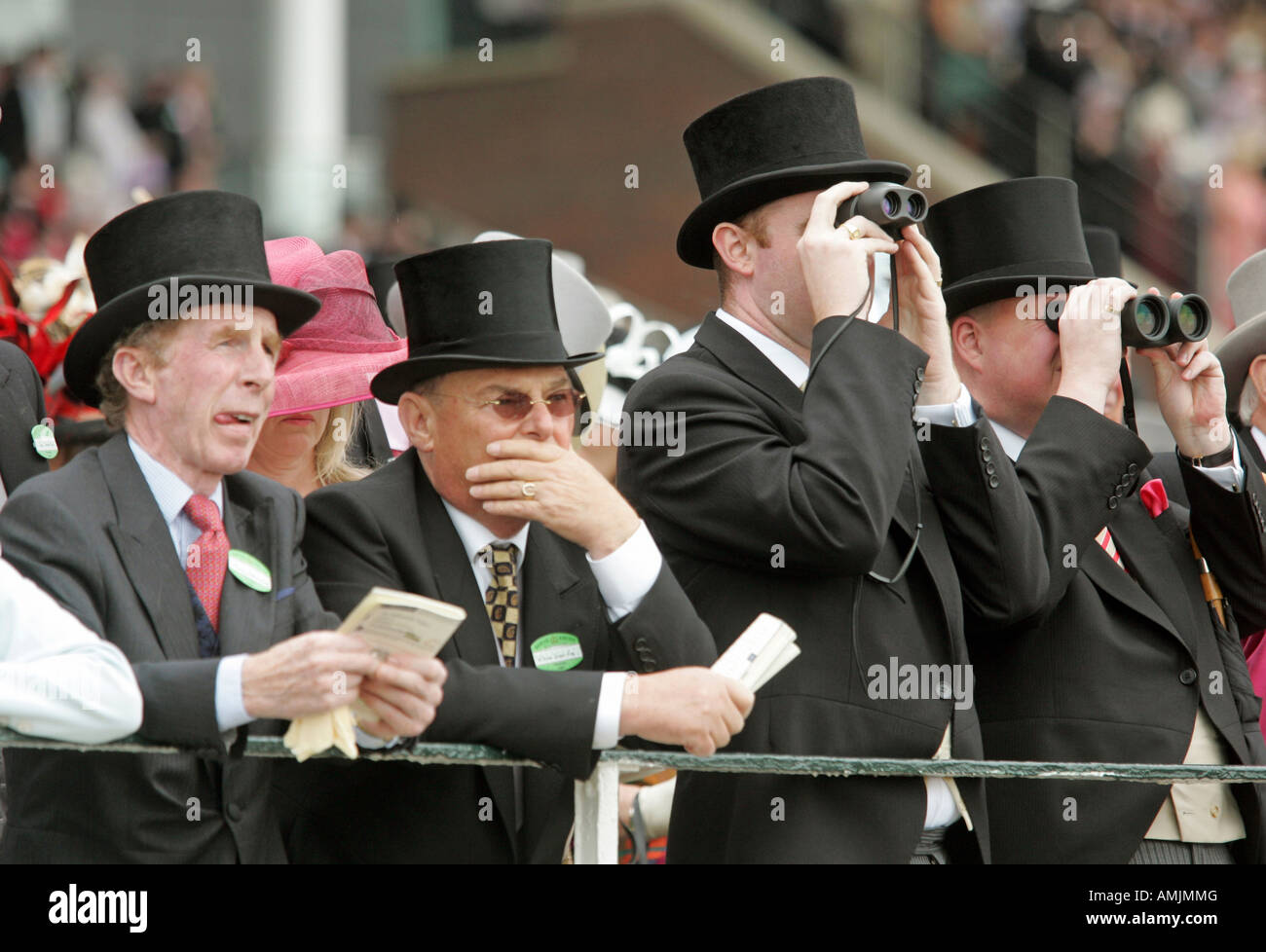 Gli uomini alla ricerca attraverso il binocolo a Royal Ascot cavallo di razza, York, Gran Bretagna Foto Stock