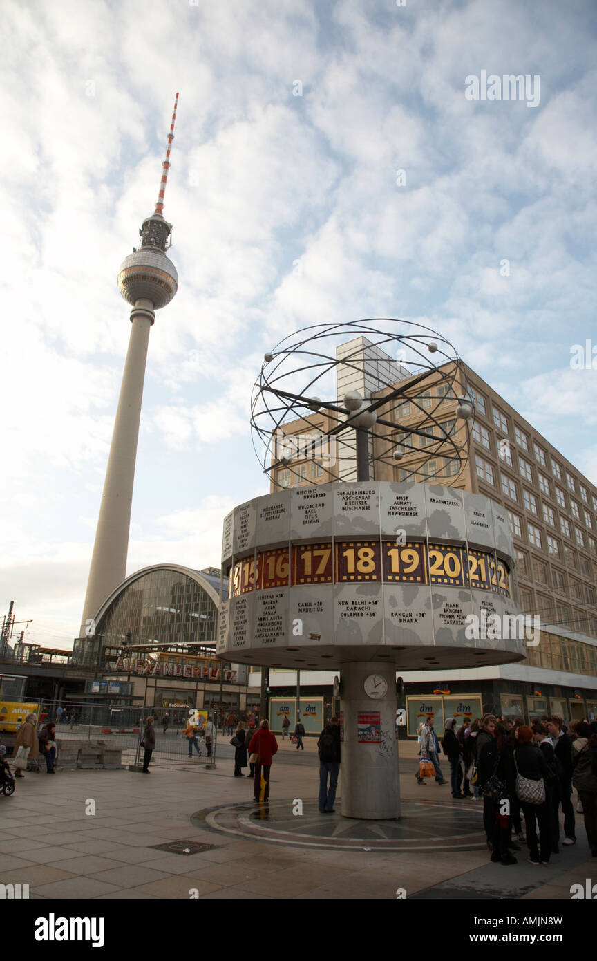 Orologio mondiale Weltzeituhr presso la Alexanderplatz, luogo di incontro con la torre della televisione e Berolinahaus East Berlino Germania Foto Stock