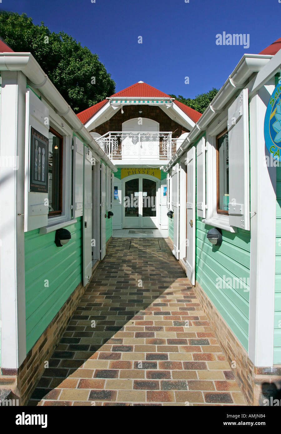 Verde pastello negozi boutique con persiane Gustavia St Barts Foto Stock