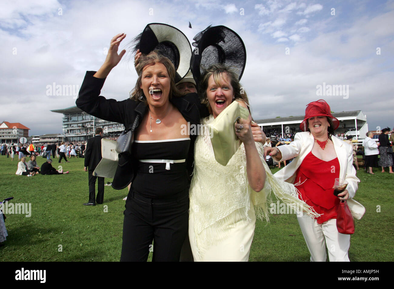 Le donne al Royal Ascot cavallo di razza, York, Gran Bretagna Foto Stock