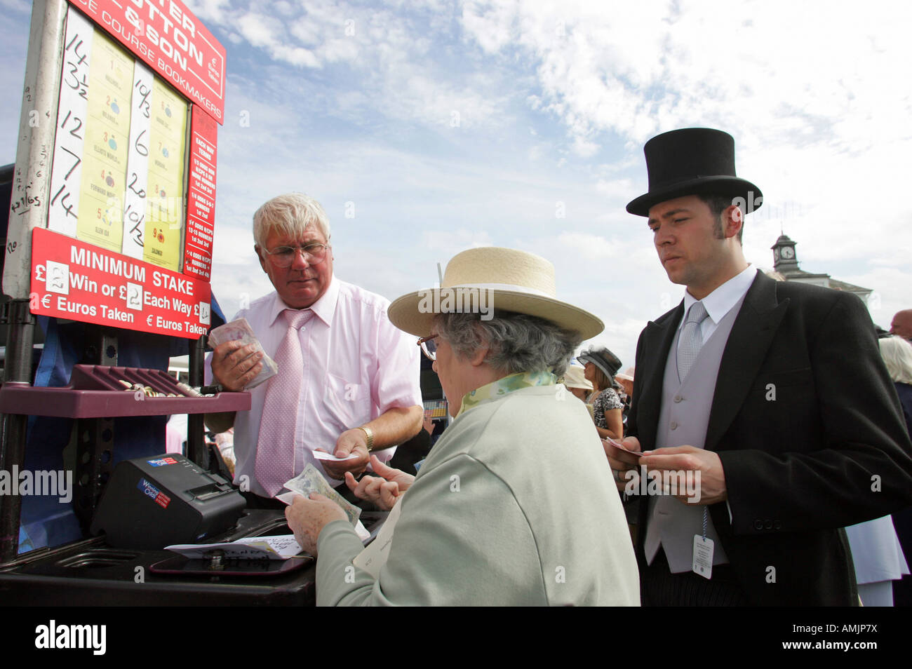 Persone piazzare scommesse sul Royal Ascot cavallo di razza, York, Gran Bretagna Foto Stock