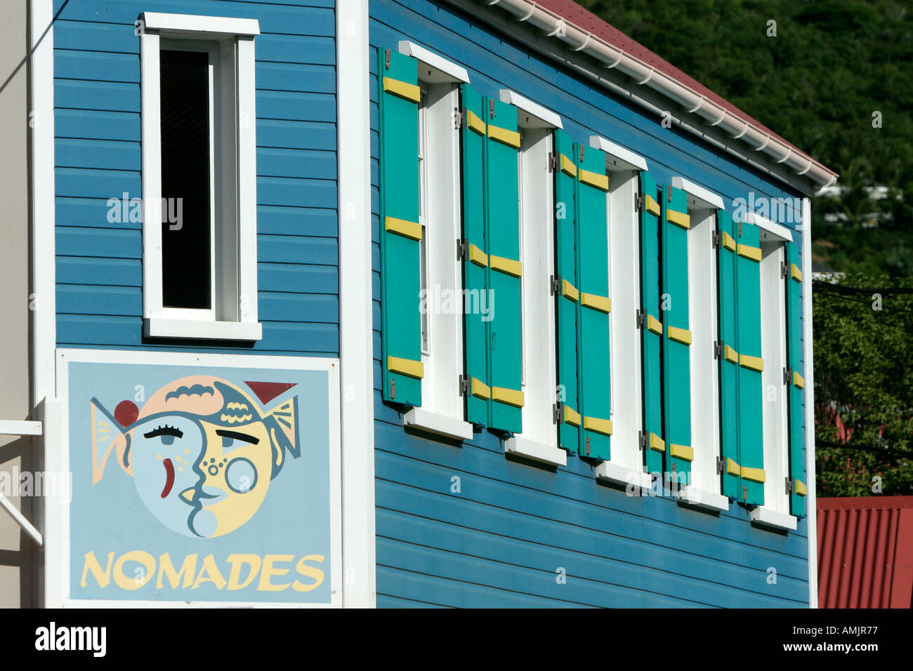 Segno di boutique e pastello blu e giallo otturatori sul secondo piano della casa in legno Gustavia St Barts Foto Stock