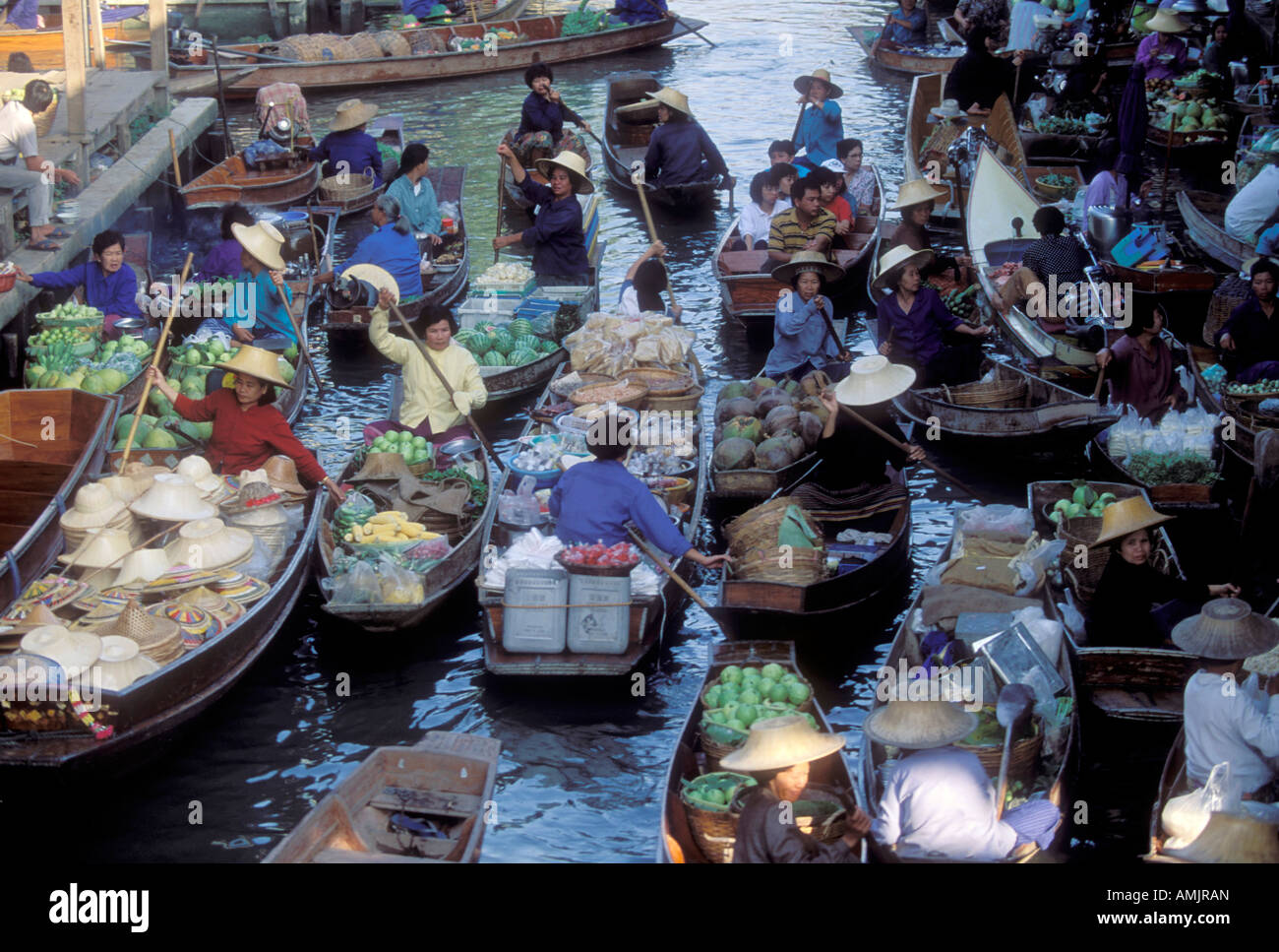 Le imbarcazioni che trasportano la produzione al Mercato Galleggiante Damnoen Saduak vicino a Bangkok in Tailandia Foto Stock