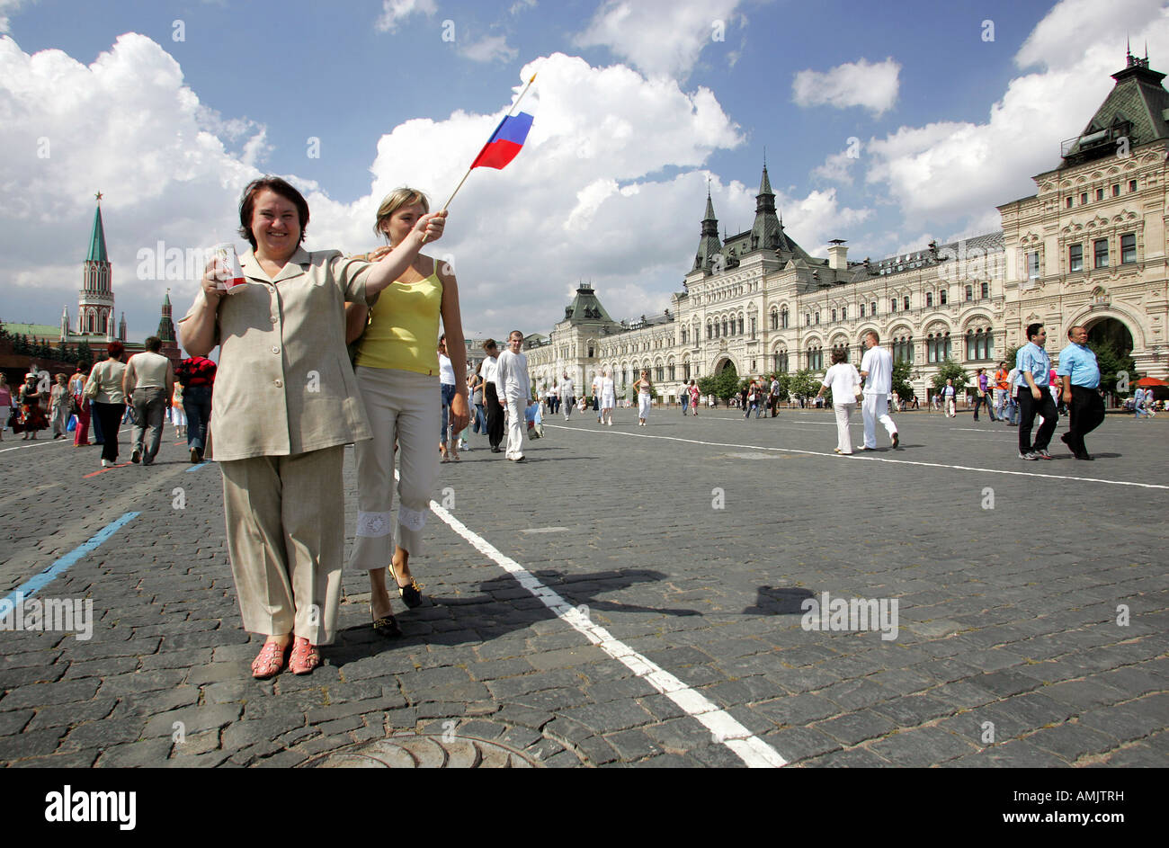 Donna con una piccola bandiera russa di Mosca, Russia Foto Stock