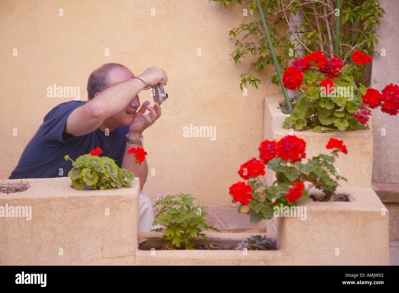 Uomo di intrufolarsi una fotografia Antibes Francia Foto Stock