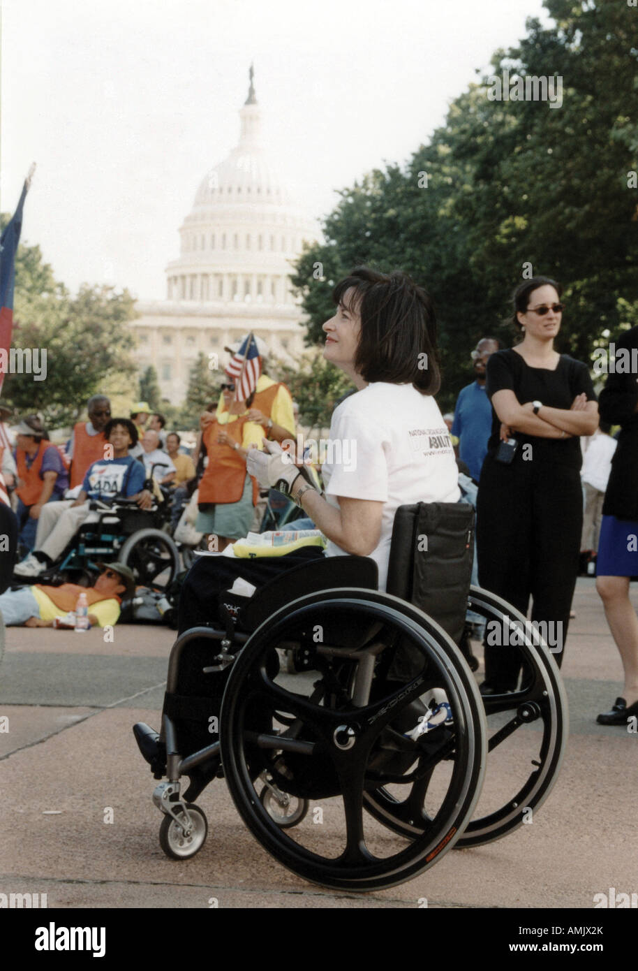Una donna su una sedia a rotelle parlando a una folla di persone con disabilità all'adattare marzo su Washington Disability Advocacy event Foto Stock