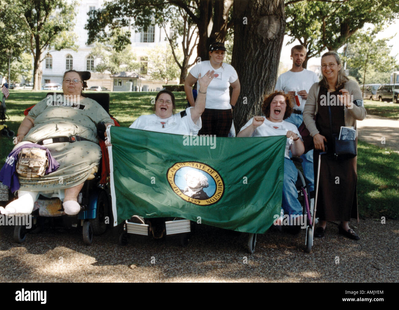 Le persone con disabilità a partire dallo stato di Washington azienda con orgoglio la loro bandiera di stato Foto Stock