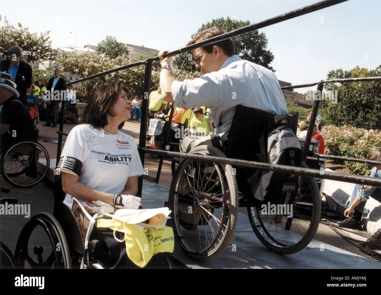 Due altoparlanti a livello nazionale sulla disabilità diritti civili evento, parlando attraverso le rotaie della Rampa per sedia a rotelle Foto Stock