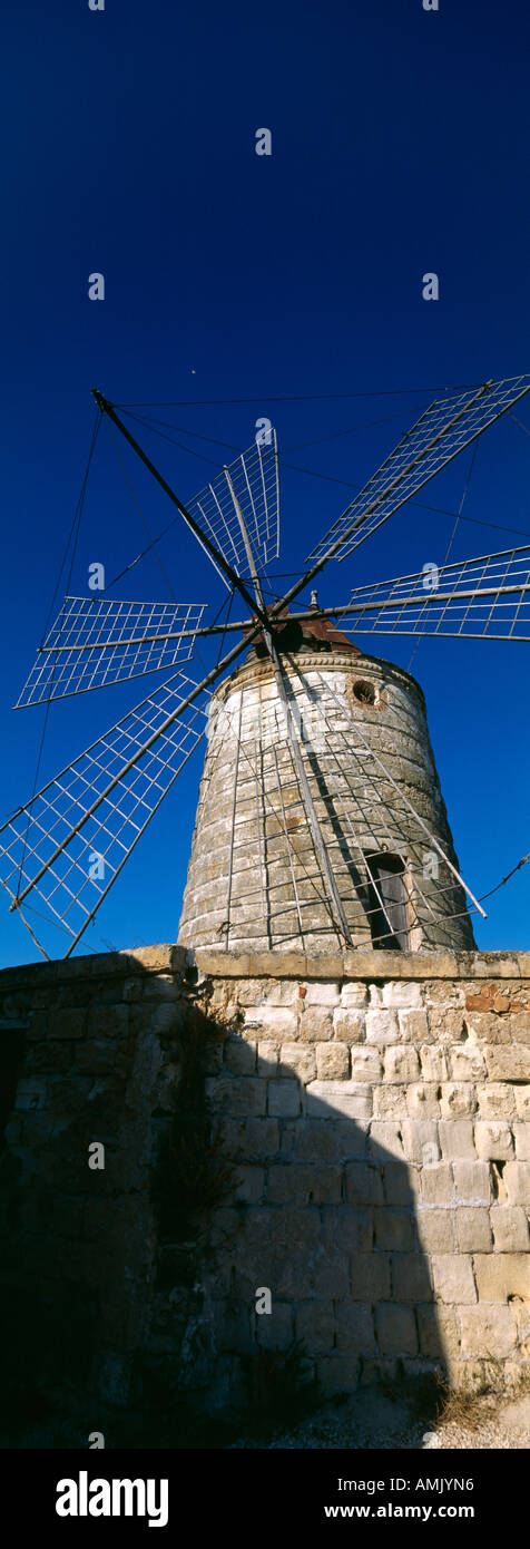 Il mulino a vento di Saline vicino Trapani Sicilia Italia Foto Stock