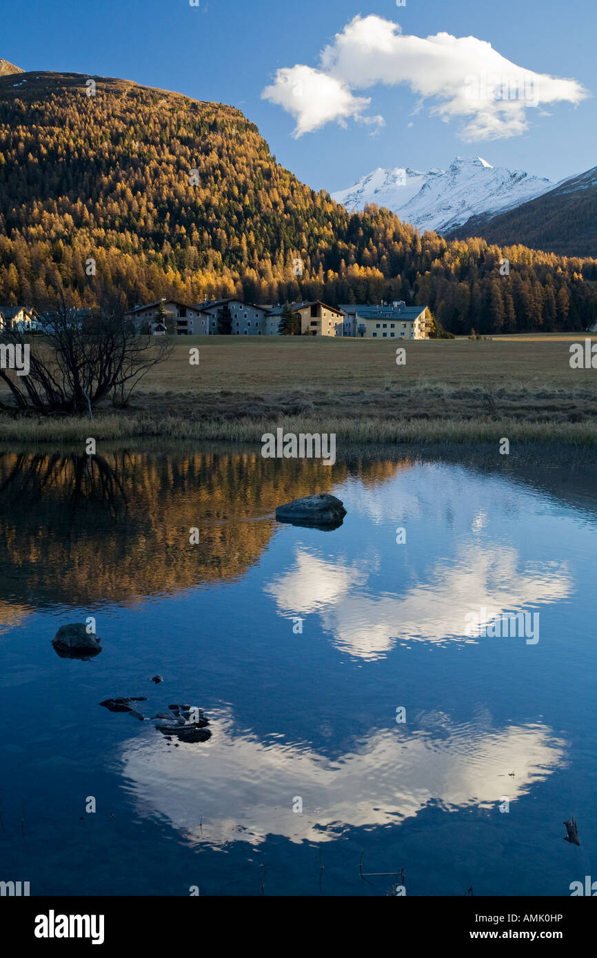 Sils Maria una bella città circondata da montagne in Engadina svizzera Foto Stock