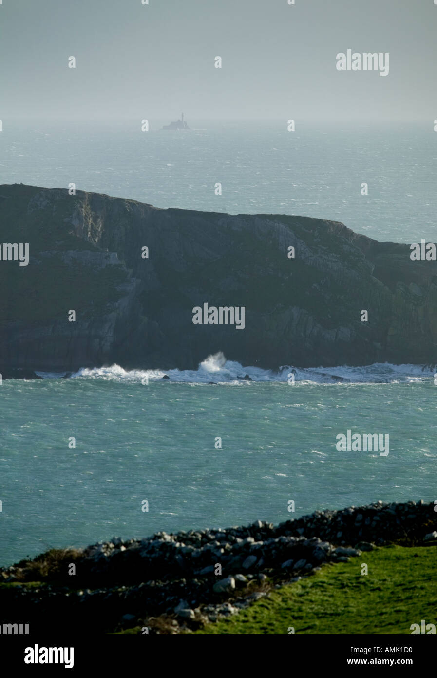 Fastnet Rock e la costa della contea di Cork in Irlanda Foto Stock Fastnet Rock e la costa della contea di Cork in Irlanda Foto Stock