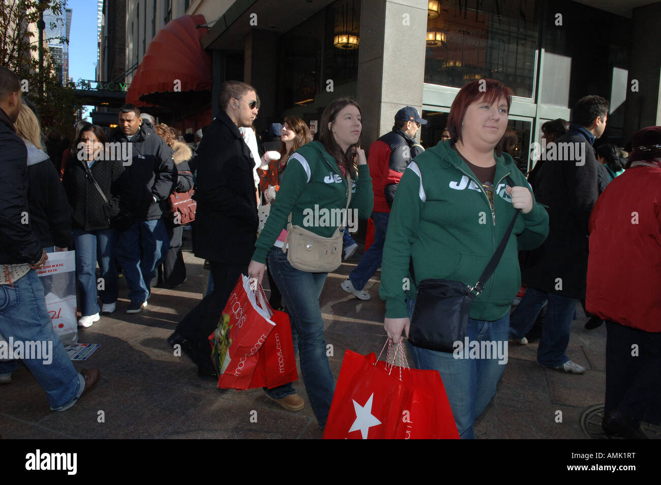 Gli amanti dello shopping al centro commerciale Macy's Herald Square Department Store sul Venerdì nero il giorno dopo la festa del Ringraziamento Foto Stock