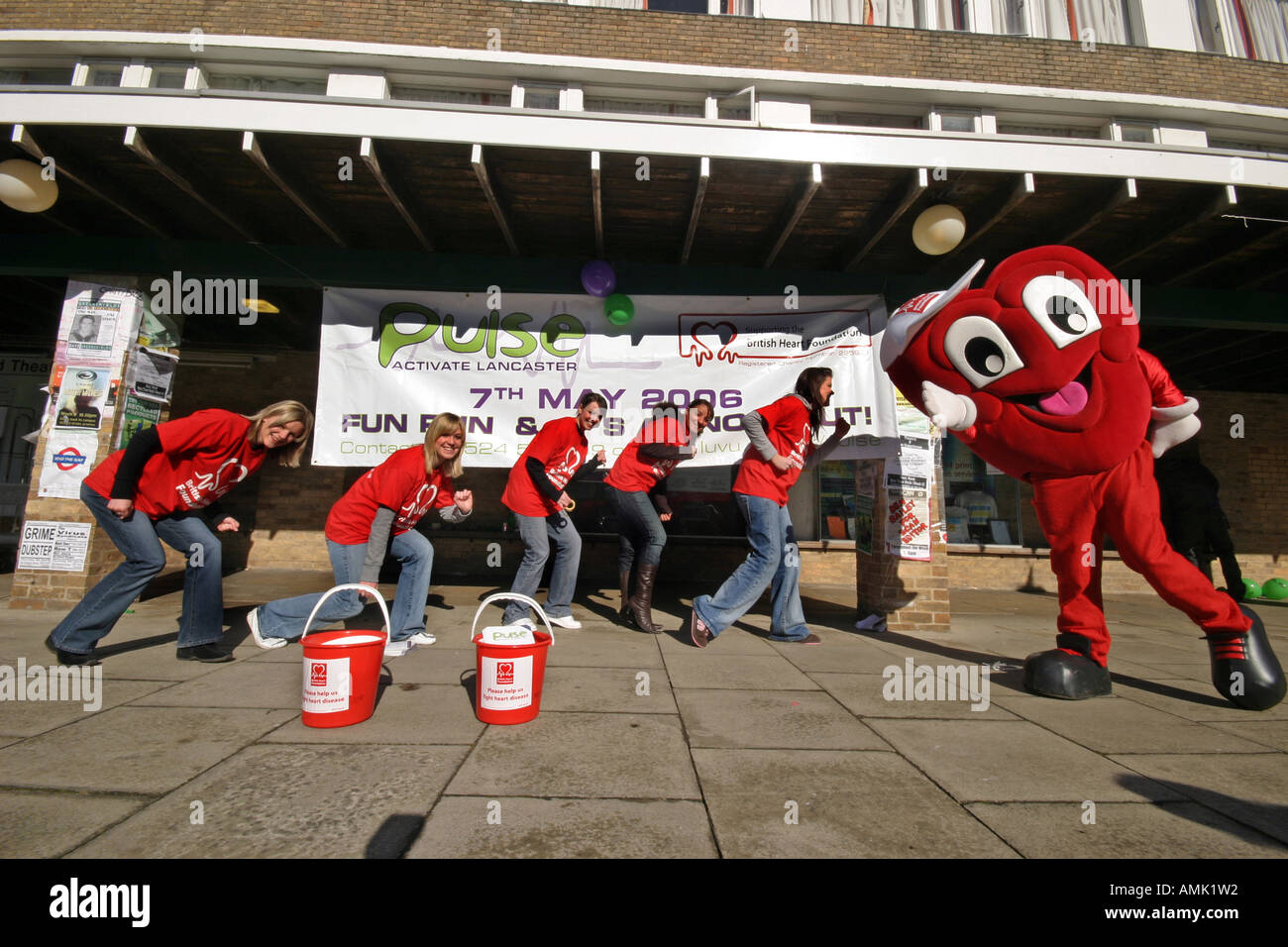 Una fotografia di stock di volontari che agiscono fuori la salita per cercare di aiutare a raccogliere fondi per il British Heart Foundation a un univer Foto Stock