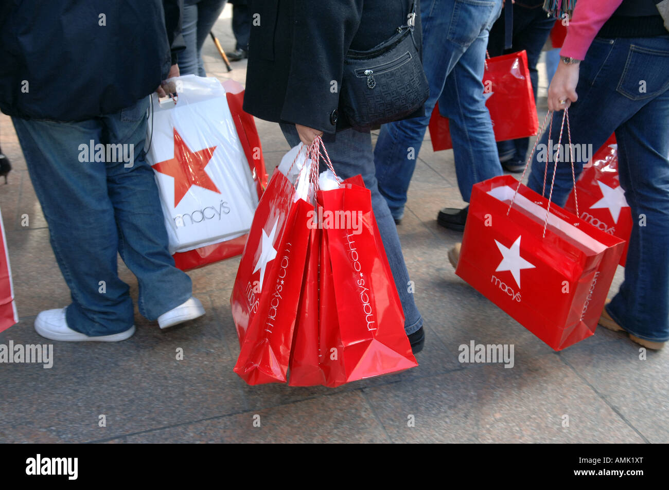 Gli amanti dello shopping al centro commerciale Macy's Herald Square Department Store sul Venerdì nero il giorno dopo la festa del Ringraziamento Foto Stock