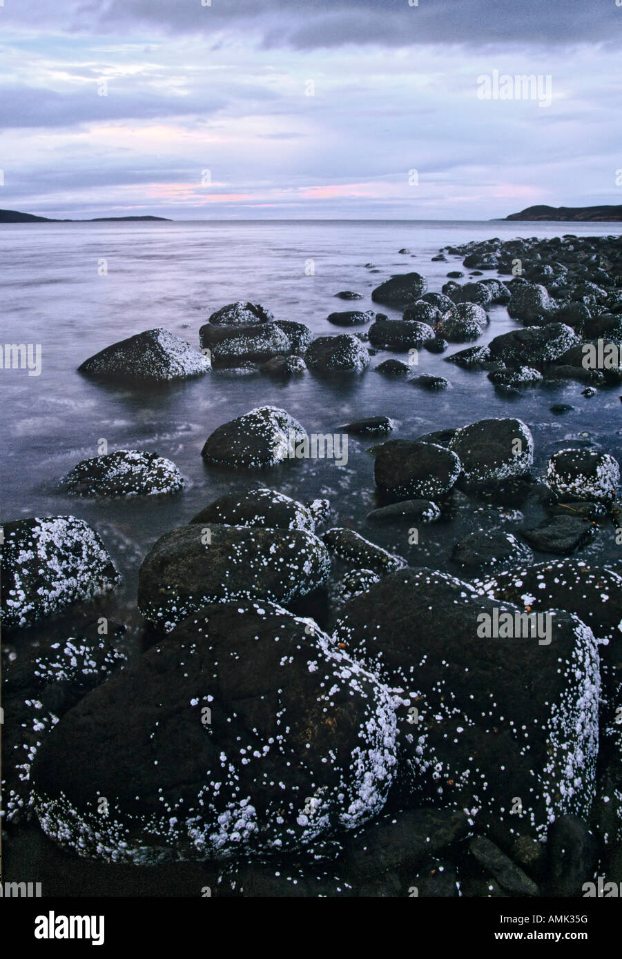 Barnacle rivestito di linea di rocce il piccolo fiume Gruinard che disgorges in Gruinard Bay sulla costa ovest della Scozia Foto Stock