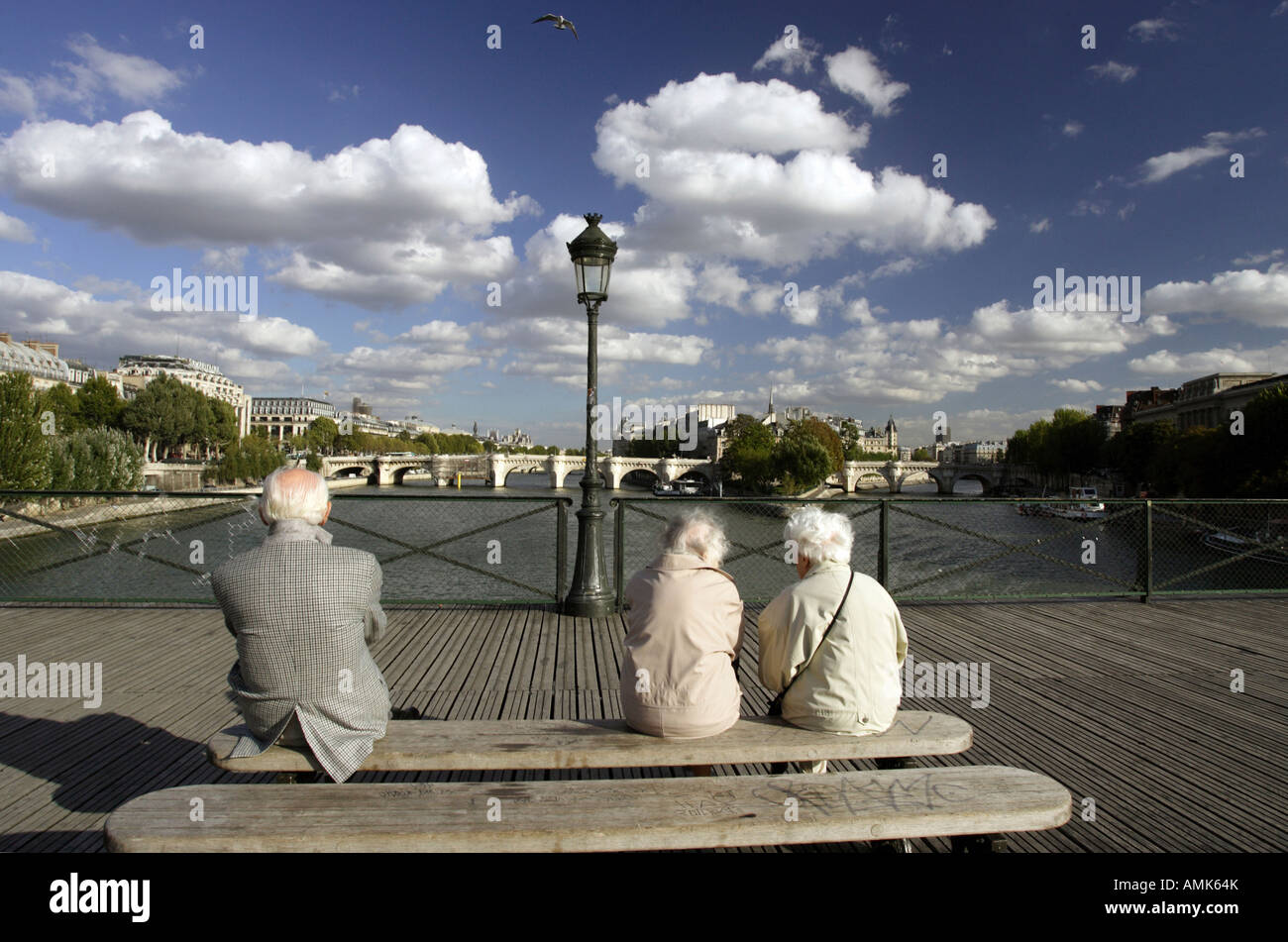 Gli anziani seduti su una panchina presso il fiume Senna, Parigi, Francia Foto Stock