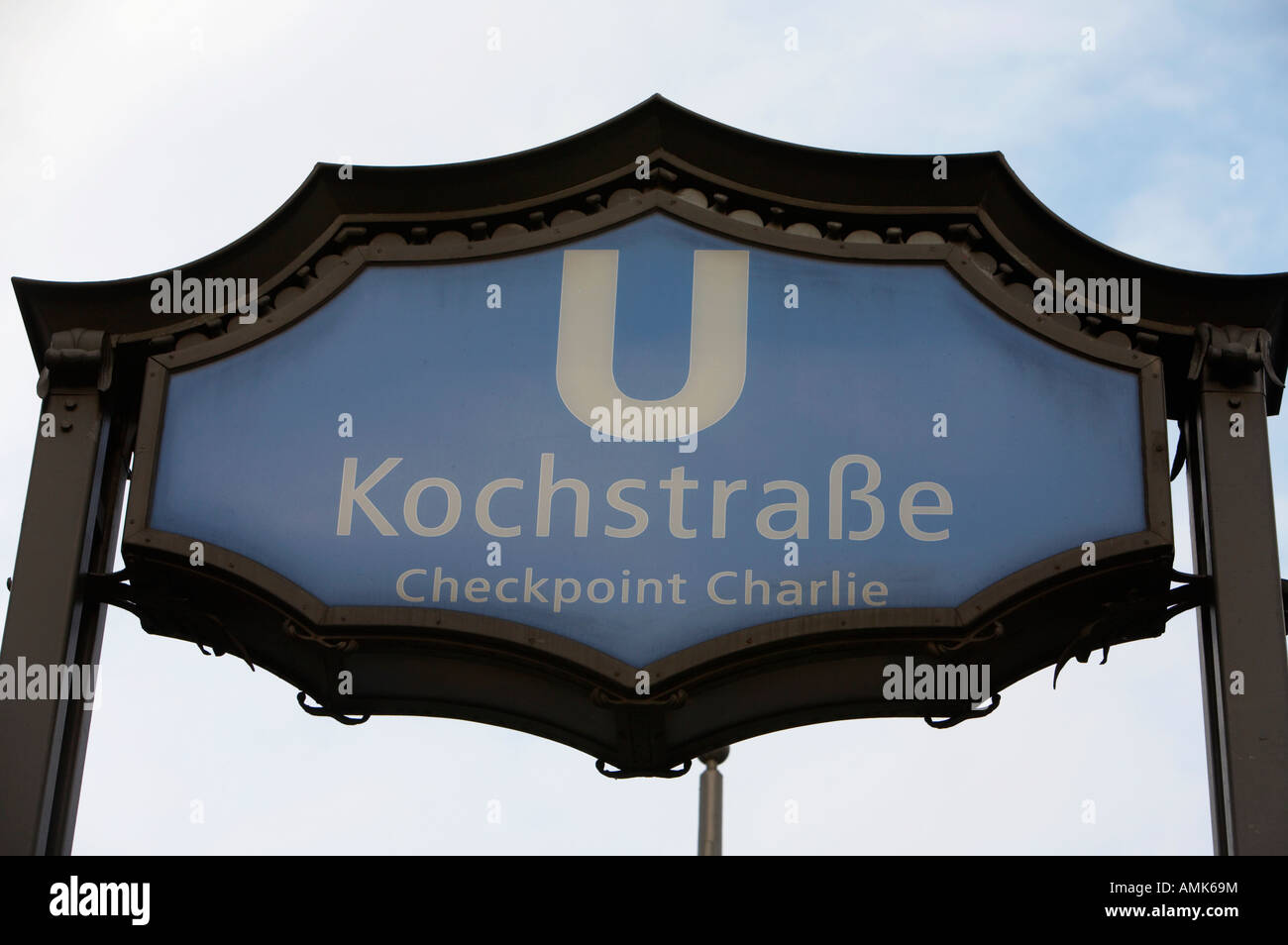 Kochstrasse; la stazione U-bahn firmare il Checkpoint Charlie Berlino Germania Foto Stock
