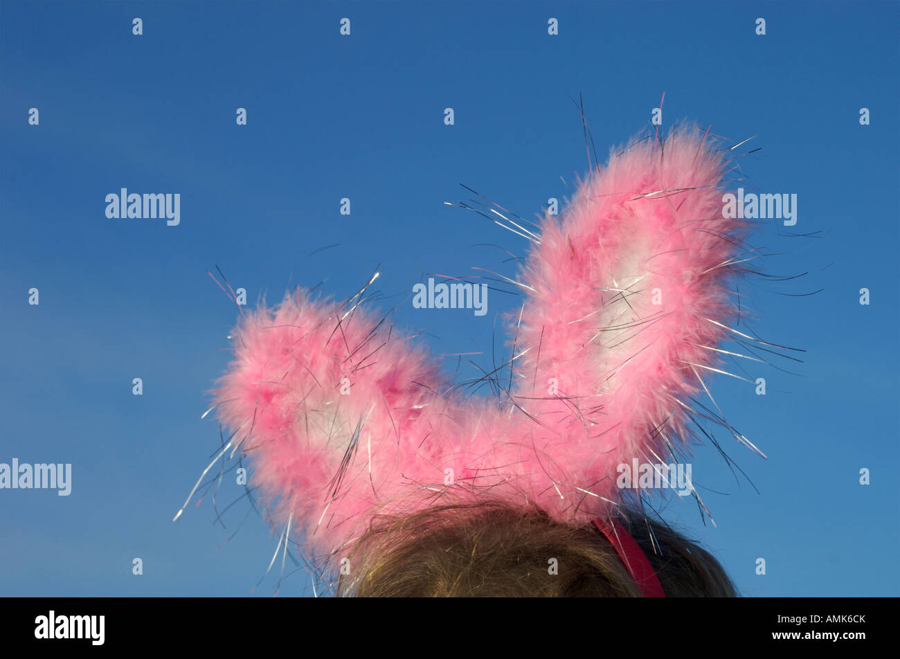 Un ragazzo che indossa orecchie di coniglietto Foto Stock