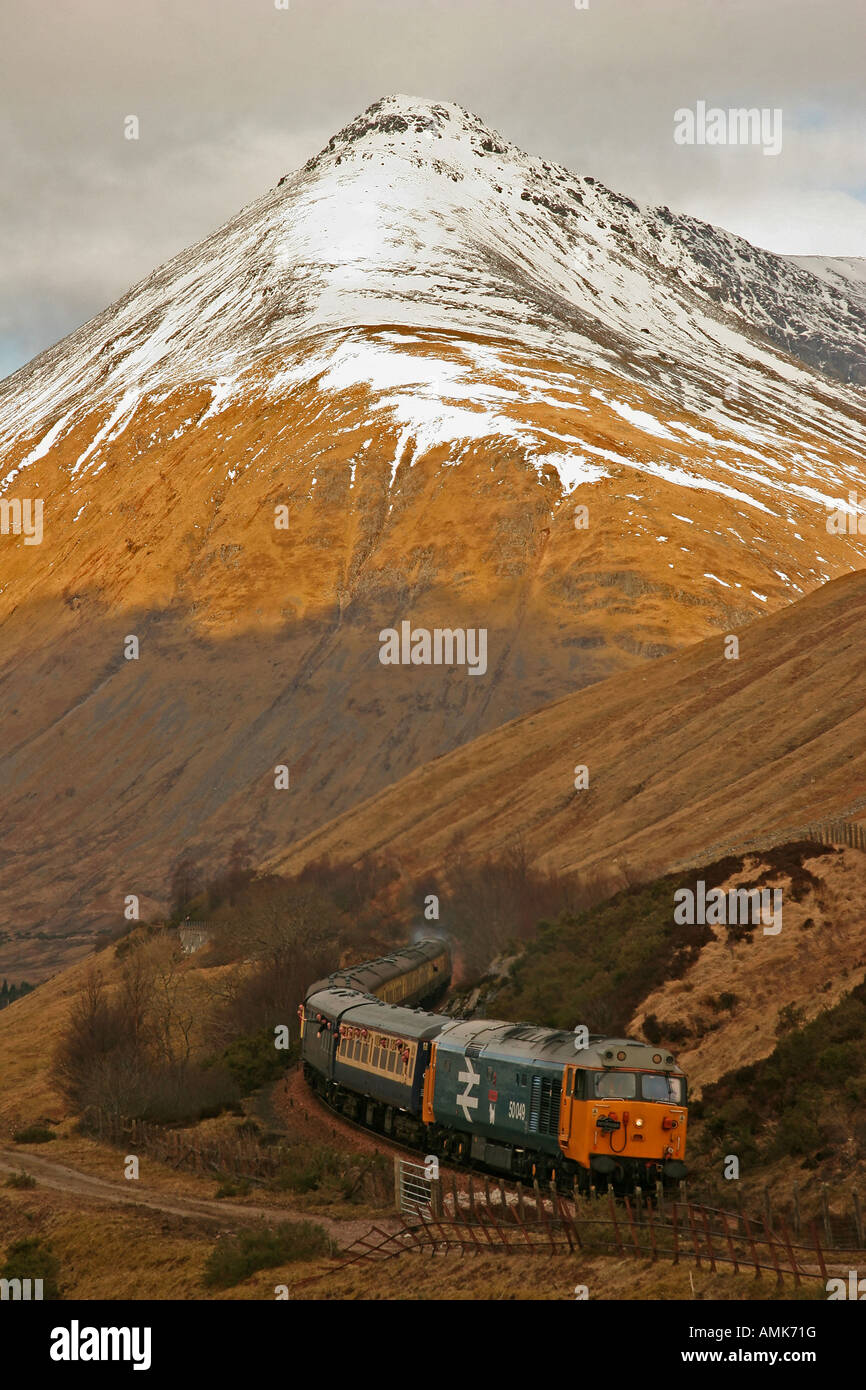 Beinn Dorain dalla A82 con gli appassionati di speciale treno passa Foto Stock