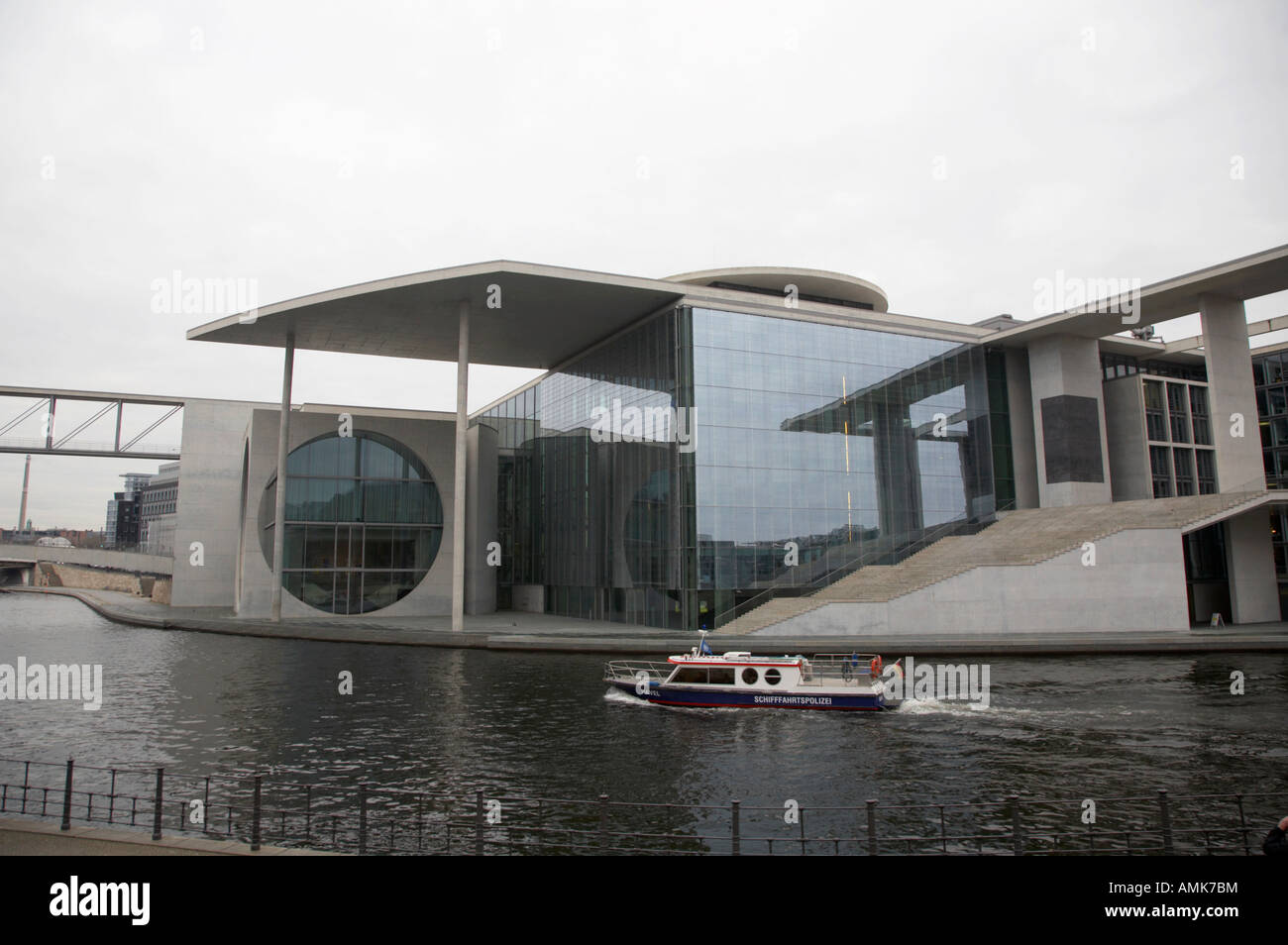 Federale di Germania gli uffici del Parlamento europeo Marie Elsabeth Lüders House Berlin Germania schiffahrtspolizei barca sul fiume Spree Foto Stock