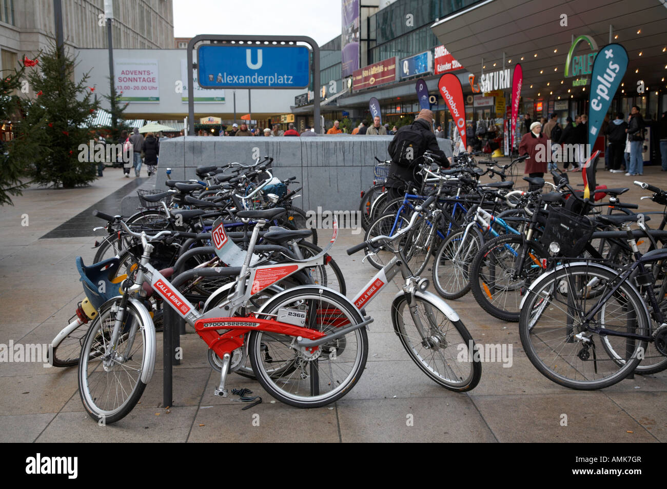 Le biciclette parcheggiate e bloccato in bike park vicino a Alexanderplatz stazione U-bahn compresi DB chiamata una bici Berlino Germania Foto Stock