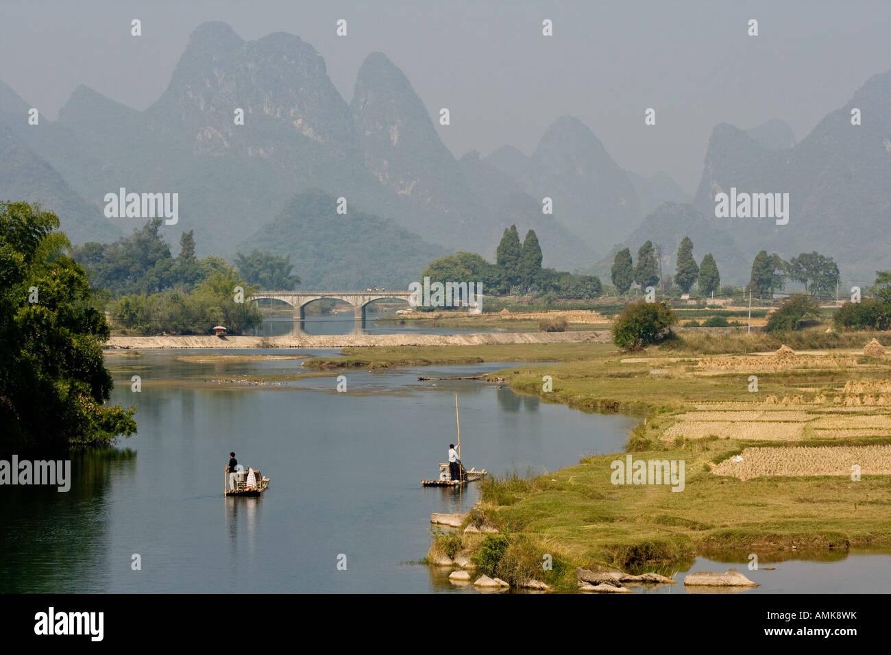 I turisti Rafting sulle zattere di bambù Li Jiang River Yangshuo Cina Foto Stock