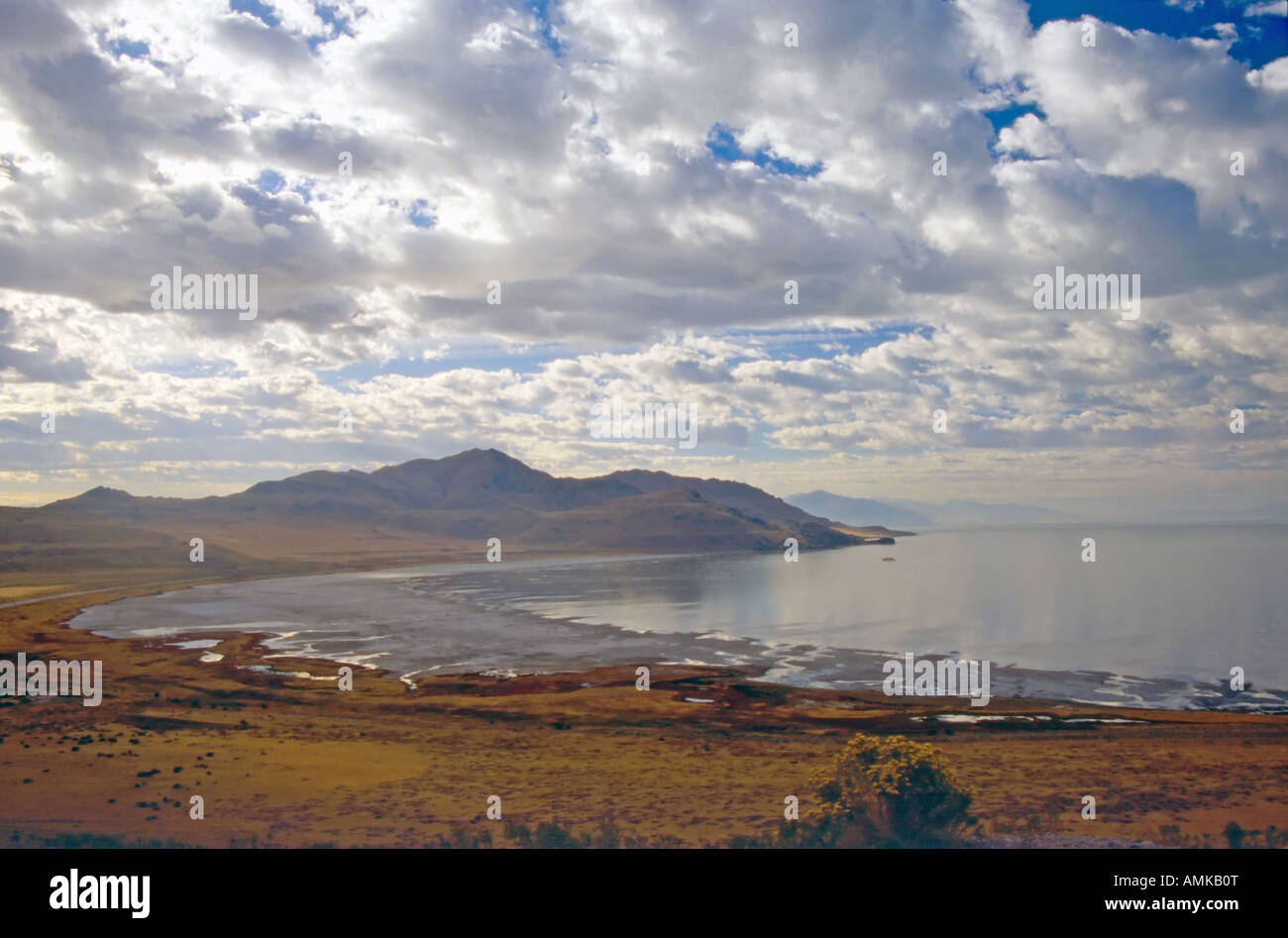 Un lieve calo mattina w/ Incredibili nuvole realizzato per i bei paesaggi da Antelope Island all'interno del grande Salt Lake, Utah, USA. Foto Stock
