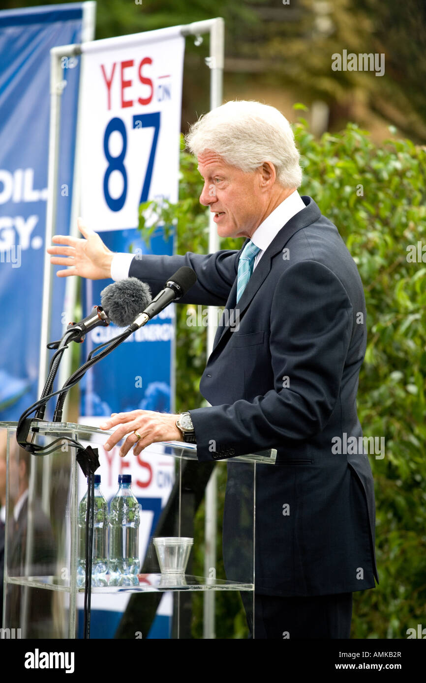 10 13 06 Bill Clinton ad un sì sul puntello 87 rally presso la UCLA di Los Angeles CA Foto Stock