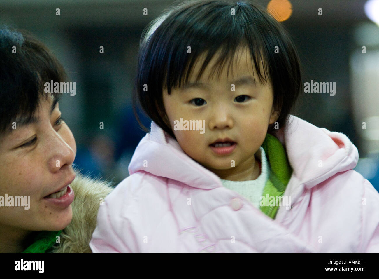 Giovane ragazza cinese e sua madre a Pechino Stazione Ferroviaria Ovest di Pechino, Cina Foto Stock