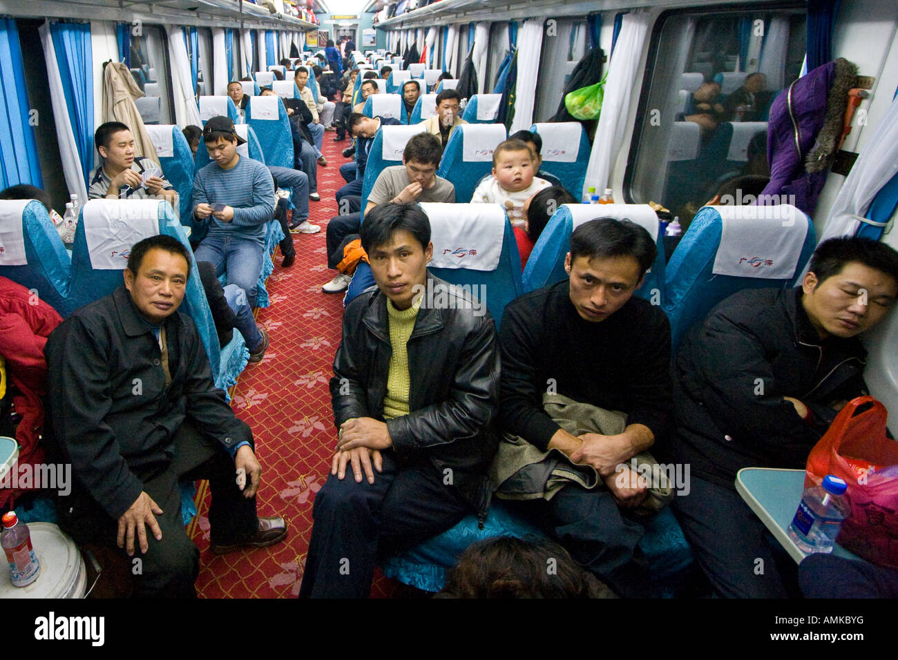 Persone in sedi morbido sezione su un cinese a lunga distanza in treno la Cina Foto Stock