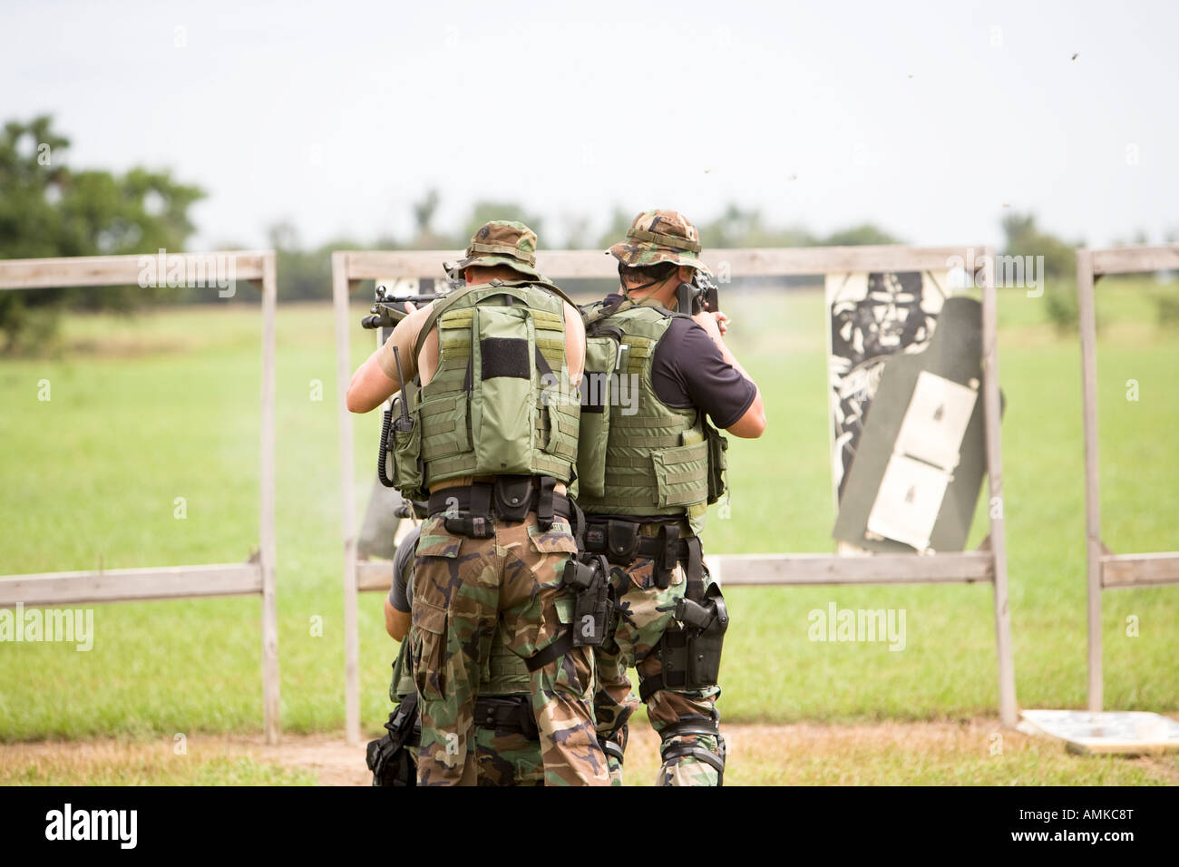 Ordina gli ufficiali durante la gamma di armi da fuoco della formazione. Ordinare è come prigione SWAT e sta per operazioni speciali team di risposta. Foto Stock