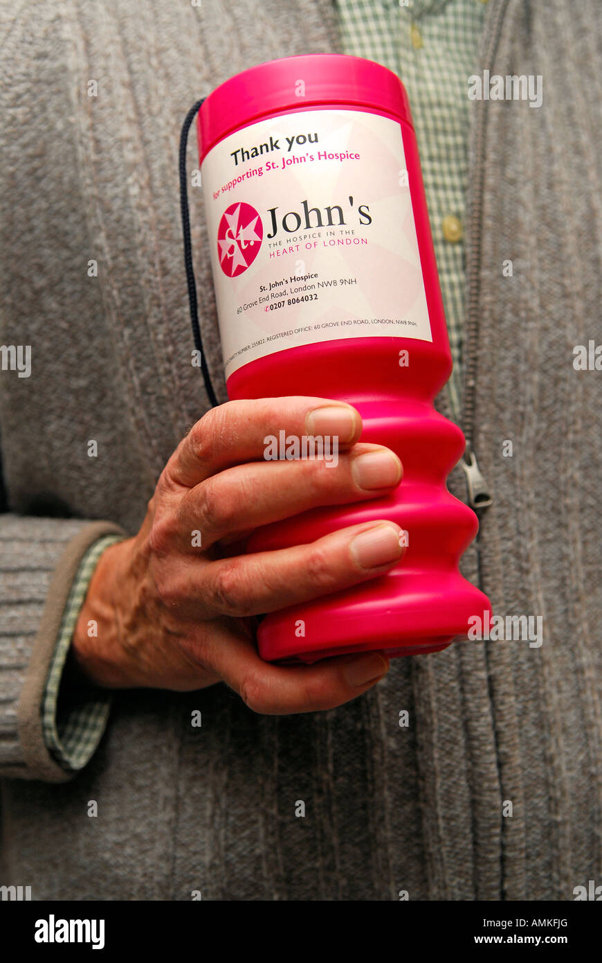 Uomo anziano raccogliendo denaro per St John ed Elizabeth ospizio, St John's Wood, Londra, Regno Unito. Foto Stock