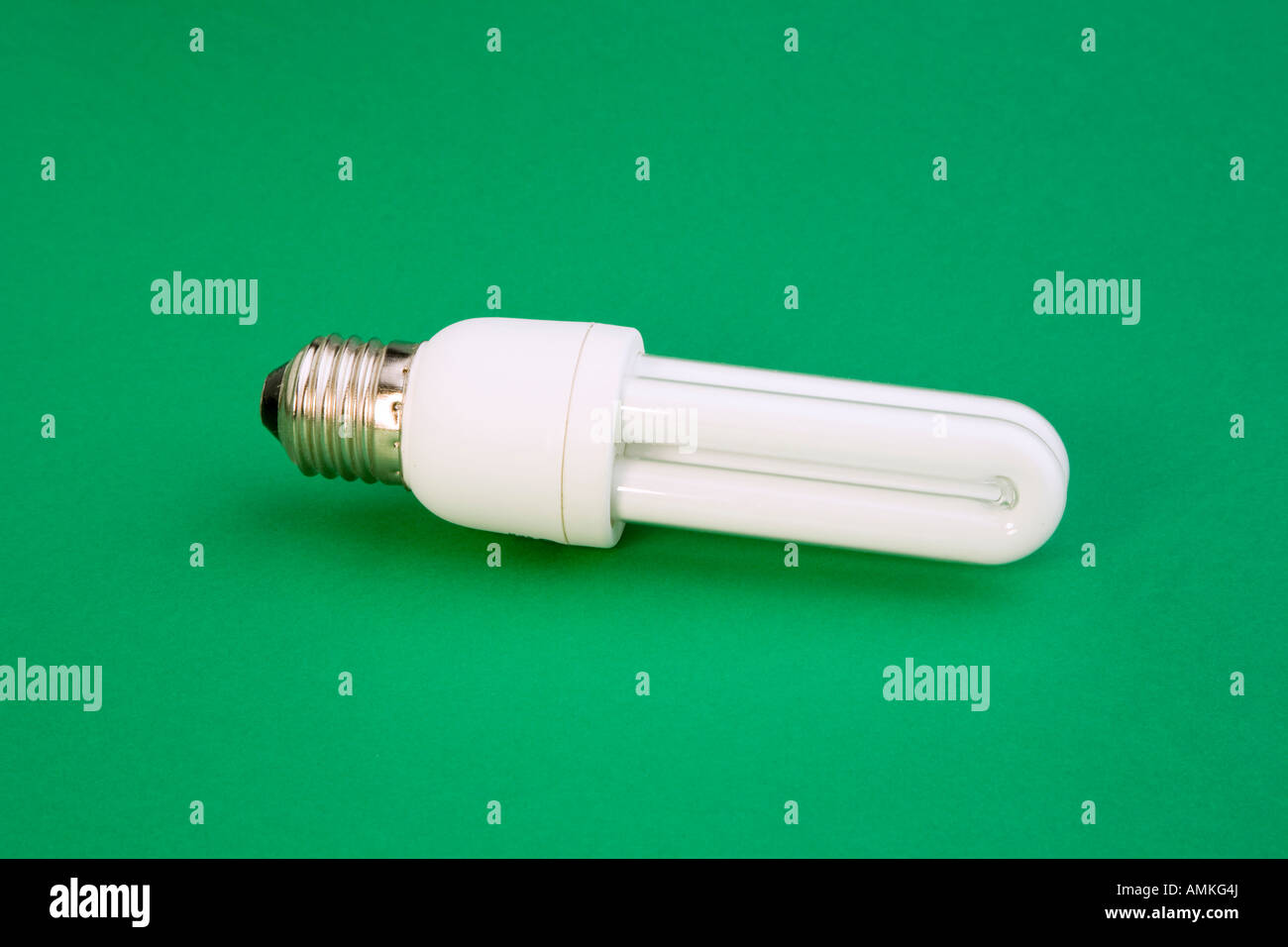 Efficienza energetica lampadina luce su sfondo verde Foto Stock