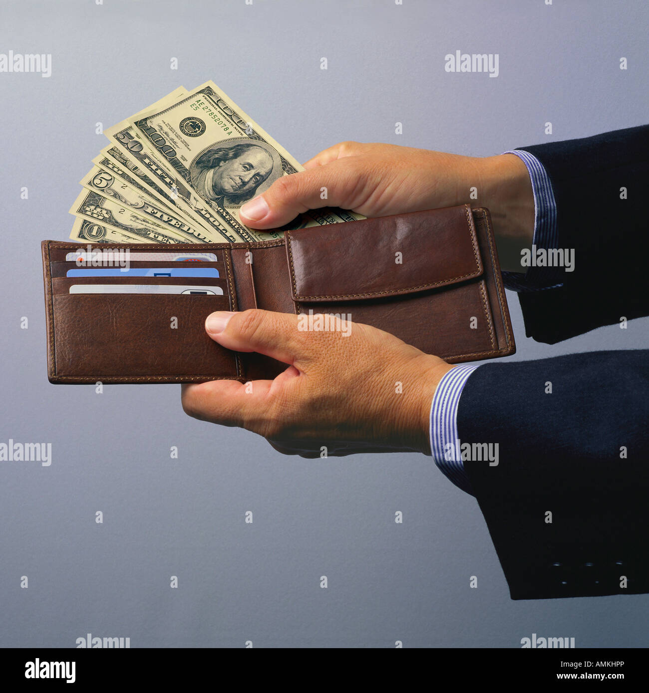 Tenendo la mano dollaro americano note al di fuori del portafoglio Foto Stock