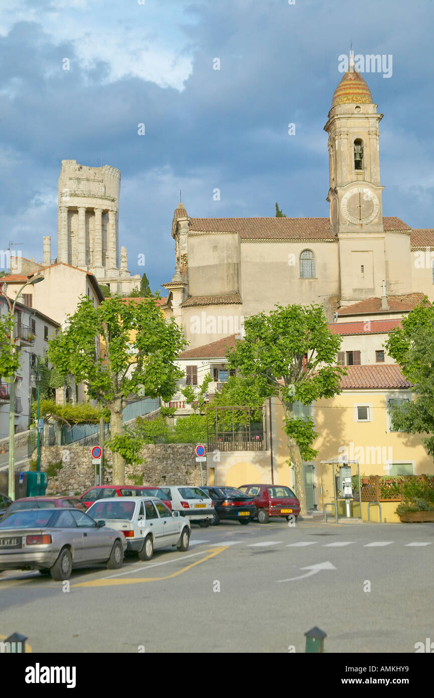 Comune di La Turbie con Trophee des Alpes e chiesa Francia Foto Stock