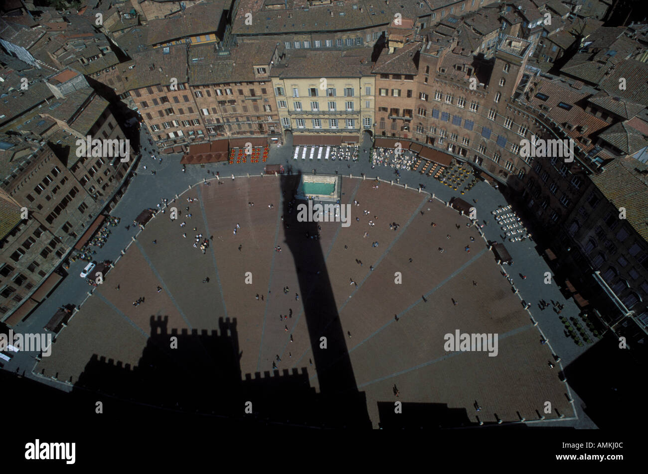 Posizionare il campo con ombra del Palazzo Publico e Torre del Mangia città Siena Toscana Italia Foto Stock