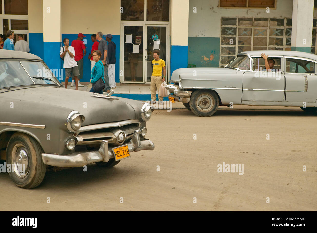Vecchia auto nel villaggio cubano vicino al El Rincon guida passato vecchio negozio e gli abitanti del villaggio Foto Stock