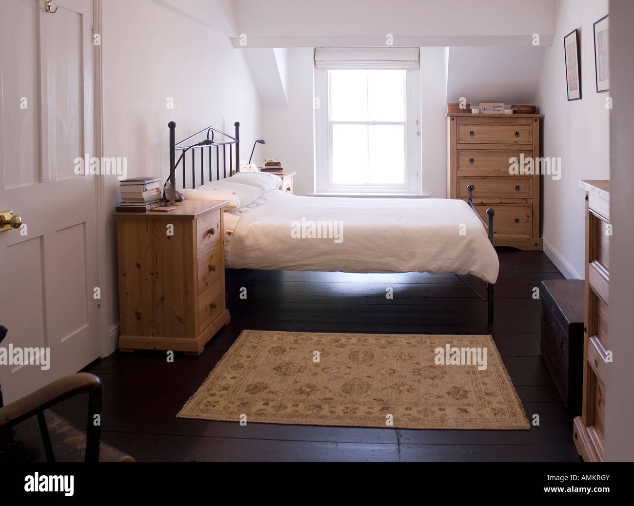 Camera da letto in soppalco con letto matrimoniale Foto Stock