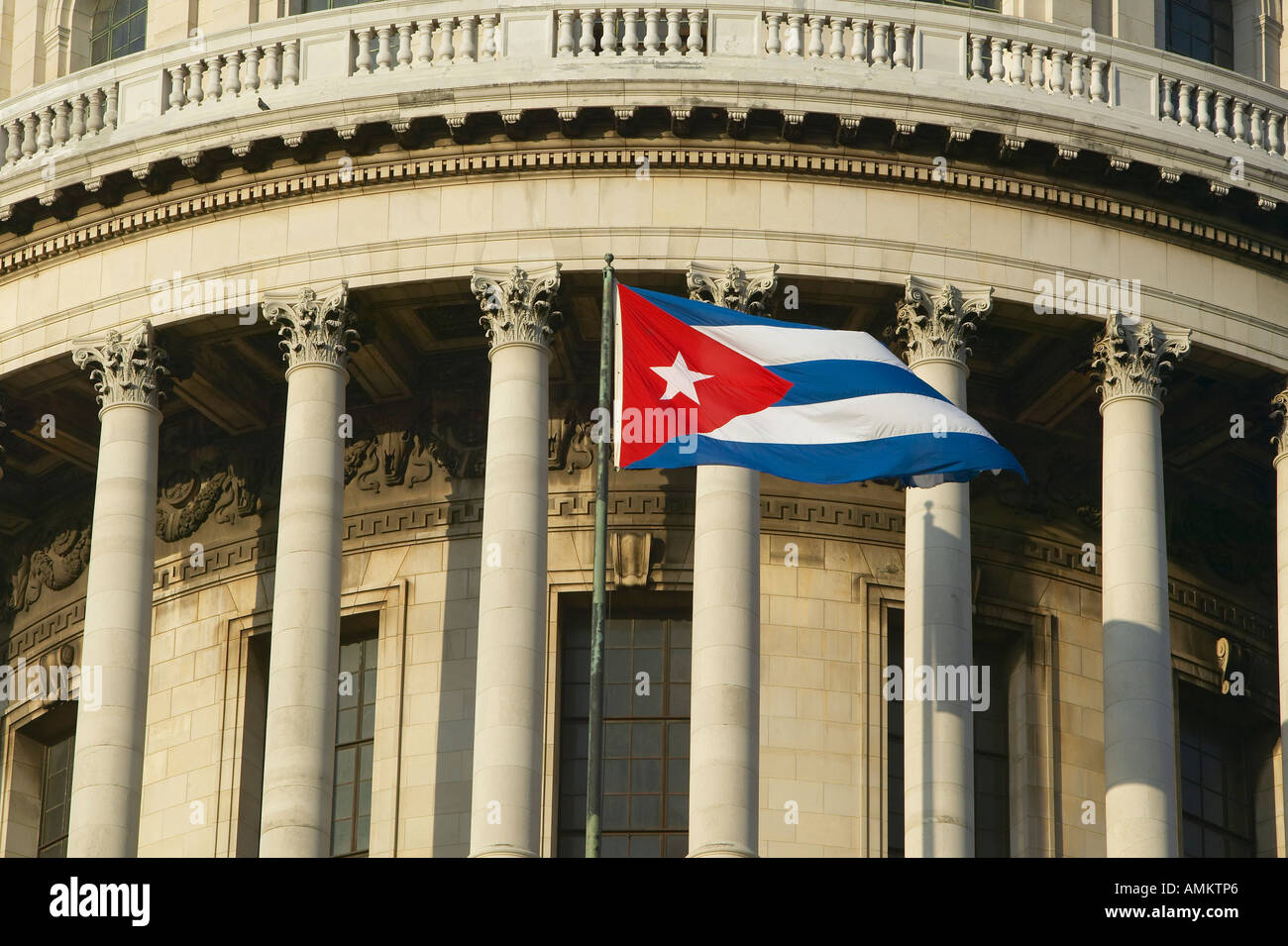 Il Capitolio e bandiera cubana il cubano Capitol Building e la cupola in Havana Cuba Foto Stock