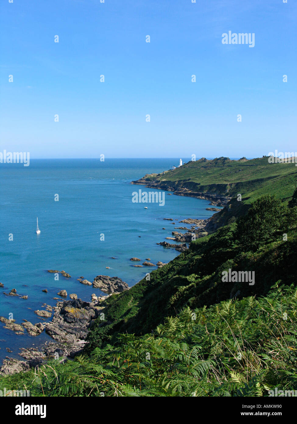 Un ampia vista del punto di partenza ed il punto di inizio faro su una soleggiata giornata estiva sulla South Devon Coast, REGNO UNITO Foto Stock