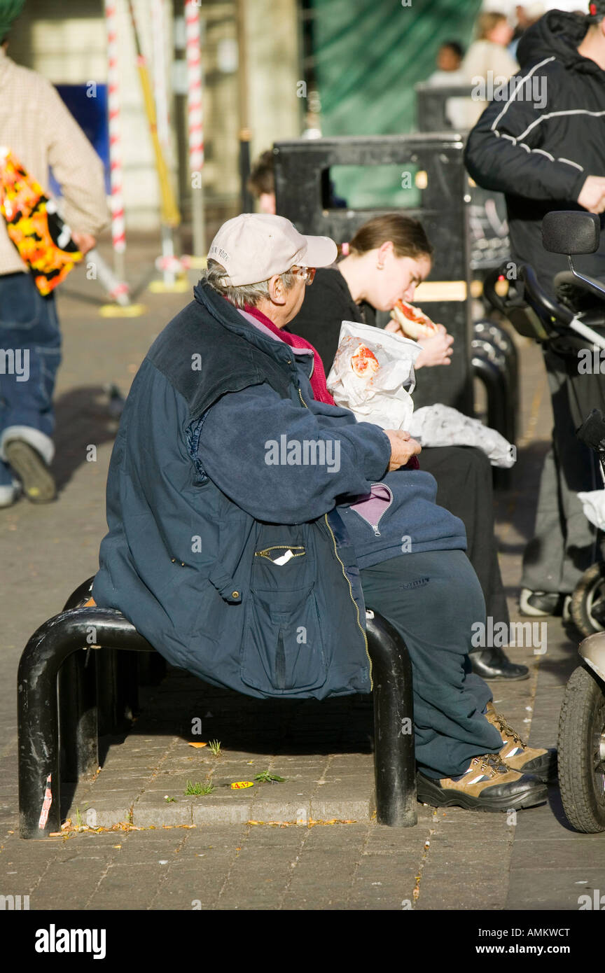 Un obeso uomo mangiare a Leicester LEICESTERSHIRE REGNO UNITO Foto Stock